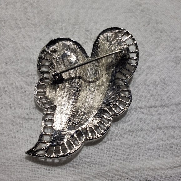 Vintage Coro Silvertone Angel Wings Brushed Metal and Filigree Border Pendant - Picture 4 of 6